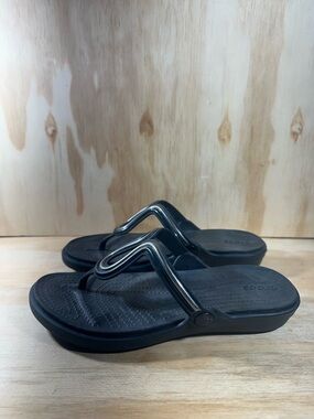 Crocs Sanrah Metal-Block Flip Flop Sandals Women’s Size 9